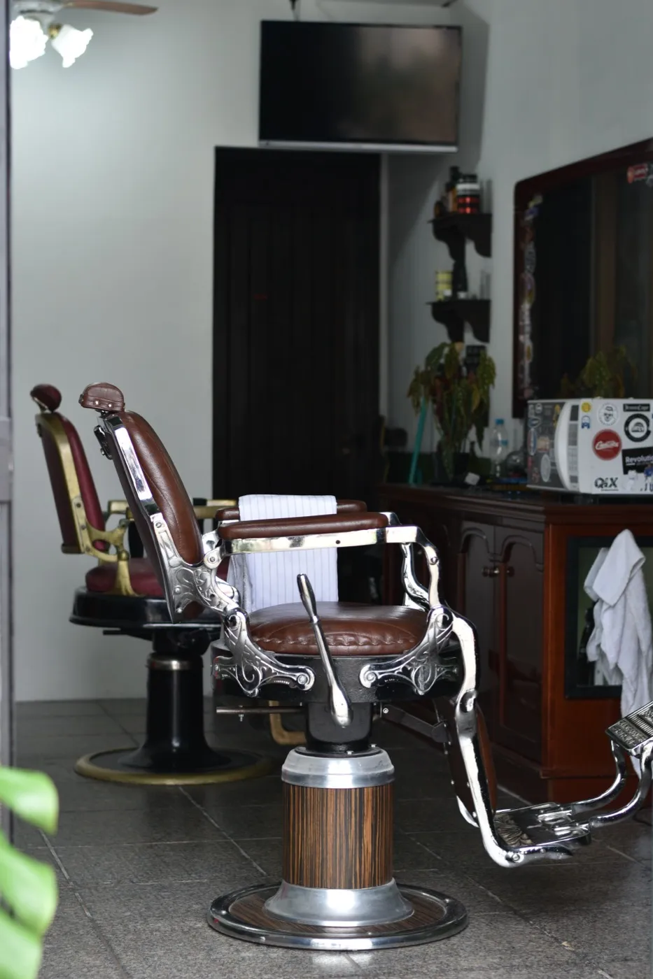 Salão da Punchline com as duas cadeiras de barbeiro antigas restauradas