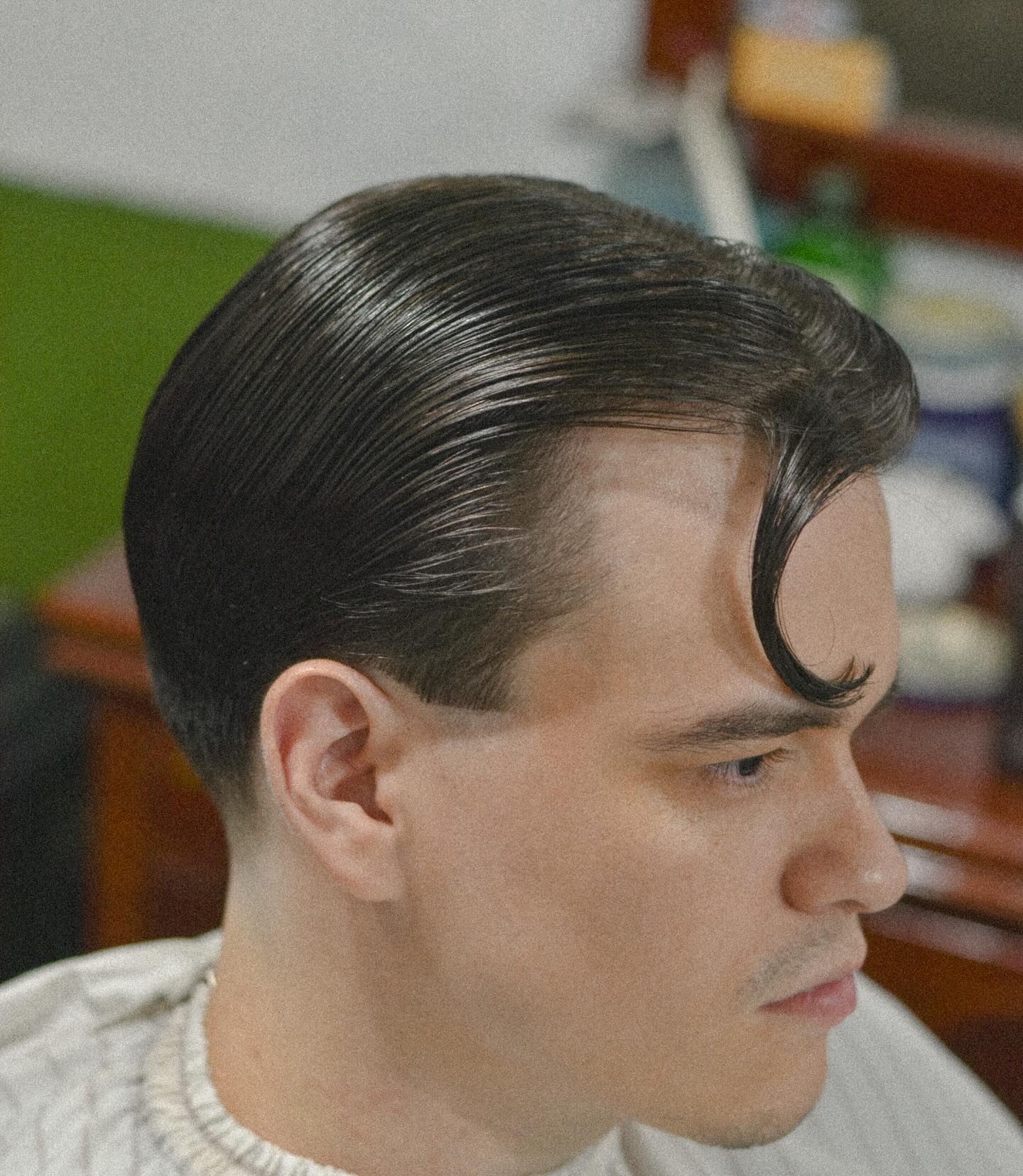 Corte side part clássico com acabamento penteado e contorno definido