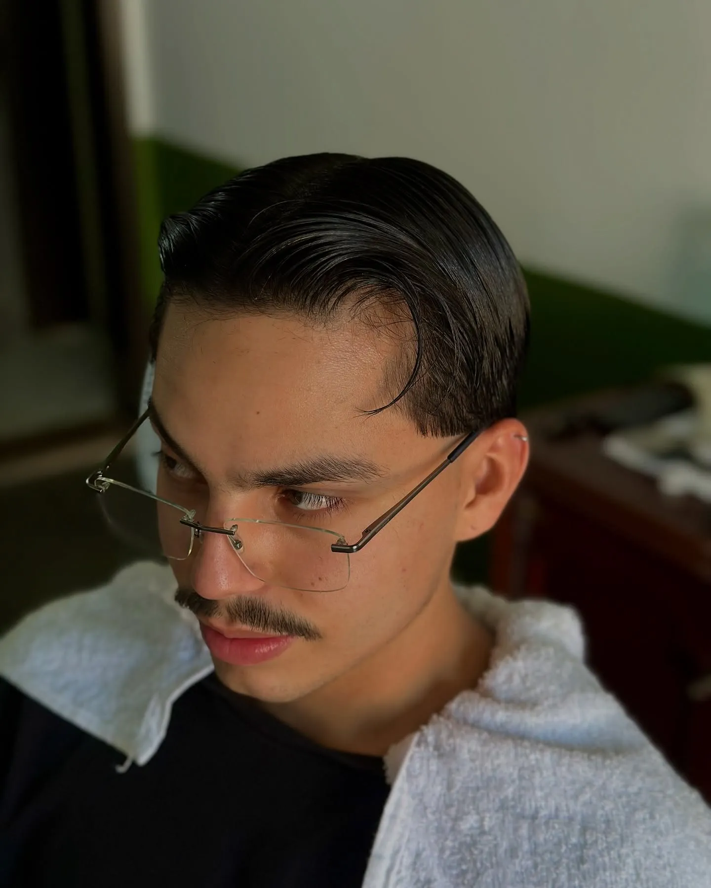 Side part com acabamento brilhante e bigode aparado