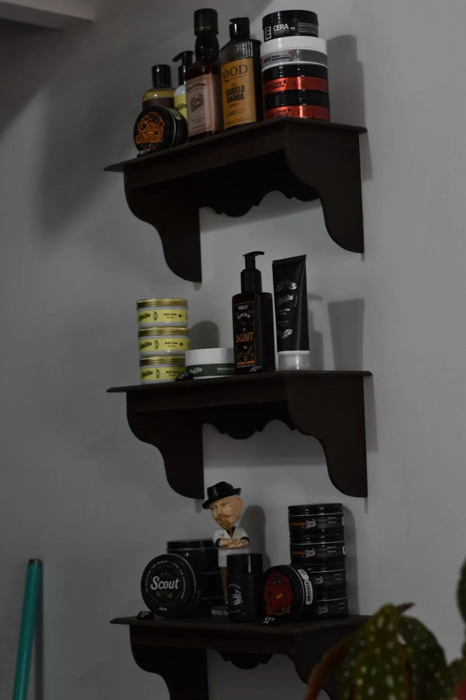 Prateleiras com pomadas, latas e produtos de acabamento